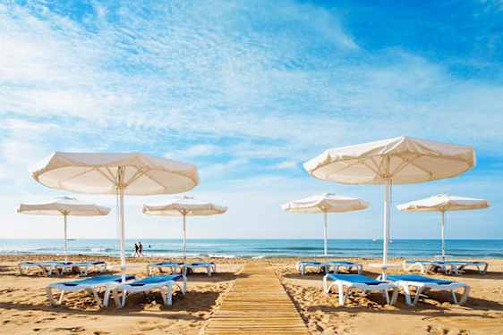 Strand og parasoller i Tyrkia