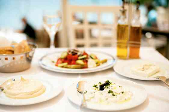 Klassisk gresk mat på restaurant