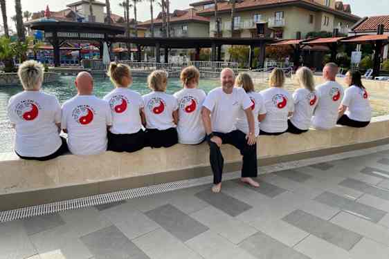 Brynjulf Haugan med sin Tai Chi gruppe på tur