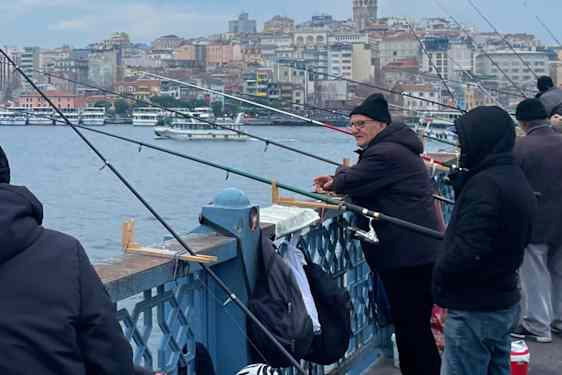 Lokalt liv på Galata Köprüsüi-broen