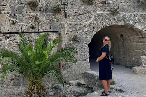 Amanda vid en av ingångarna till Rhodos stad