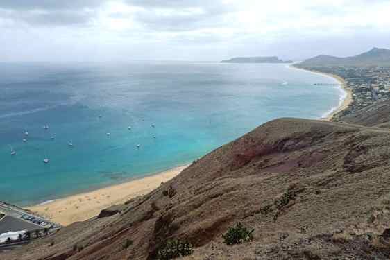 Vakre Porto Santo med sin strand og byen Vila Baleira.