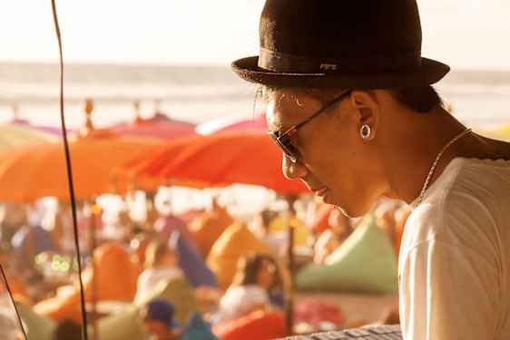 En DJ spiller musikk på stranda