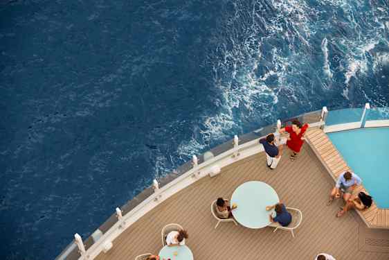 Mennesker nyter dekket utendørs på et cruiseskip