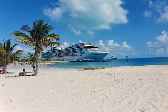 Cruiseskip ved stranden