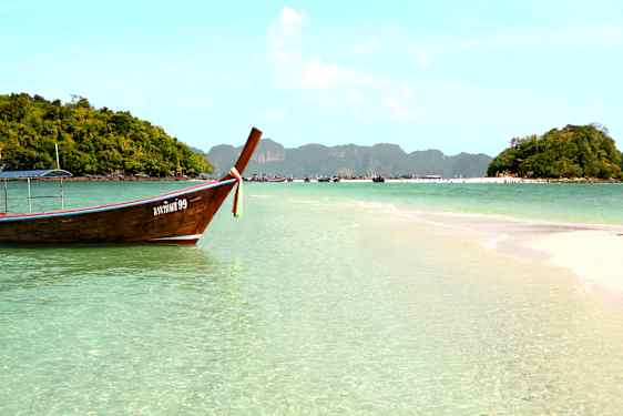 Longtailbåt på en strand i Thailand