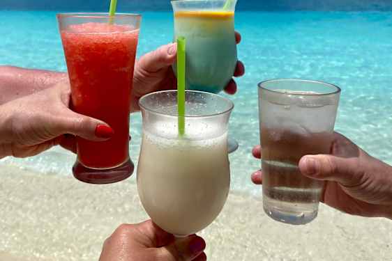 Skål på en strand på Bahamas