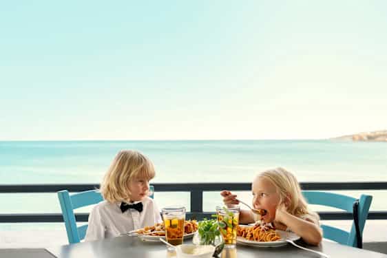 Två barn på All Inclusive