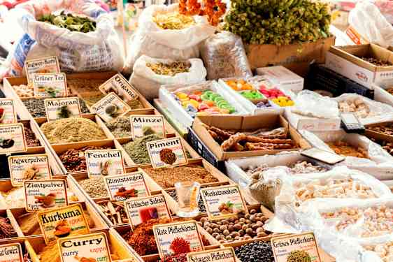Stort utvalg av spennende krydder på basaren.