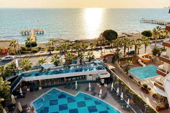 Basseng på Sunprime C-Lounge