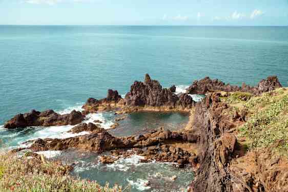 Dramatisk natur på Madeira med hav och klippor