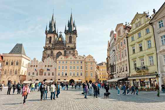 Torv med fine hus i Praha