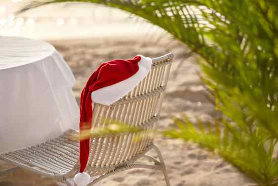 Nisselue som henger på solstolen på stranden