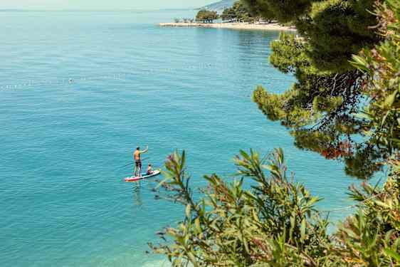 Far og datter på paddleboard i Split-Dalmatia, Kroatia