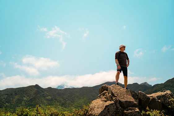 Mand står på klippe