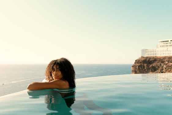 Kvinna i pool på Gran Canaria