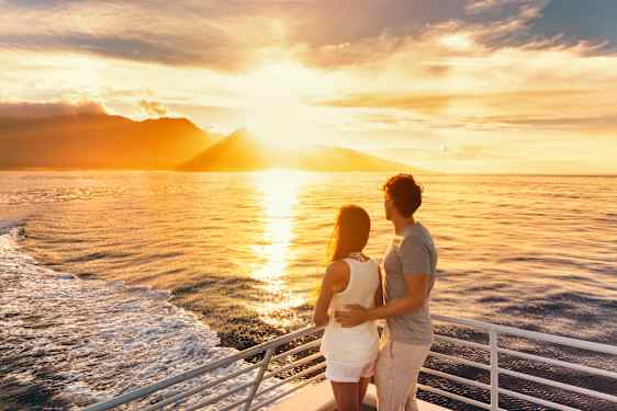 Et par ser på solnedgangen fra et cruiseskip