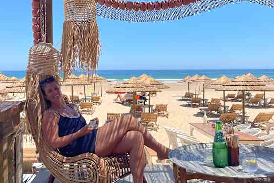 Maria ved stranden i Lissabon