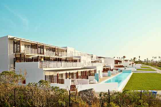 Översiktsbild från Sunwing Kallithea Beach, Rhodos. Låga hotellbyggnader med balkong och swimout-rum i bottenplan.