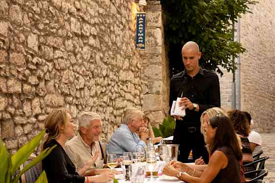 Gruppe spiser mad sammen