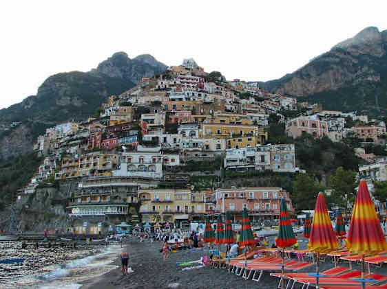 Positano med sin karaktäristiska bebyggelse