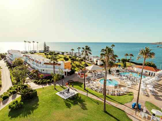 Oversiktsbilde av Sunwing Kallithea Beach med bassengområde og havutsikt