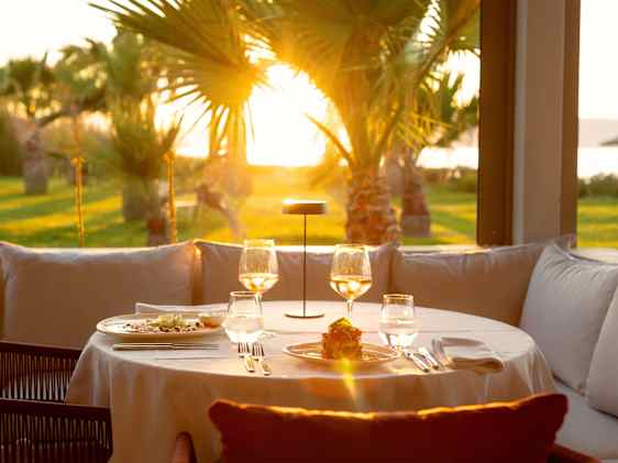 Restaurantbord dekket for middag på Sunprime Platanias Beach