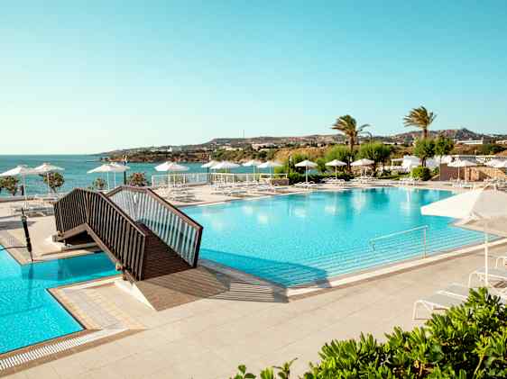 Bassengområde på Sunwing Kallithea Beach med bro over bassenget