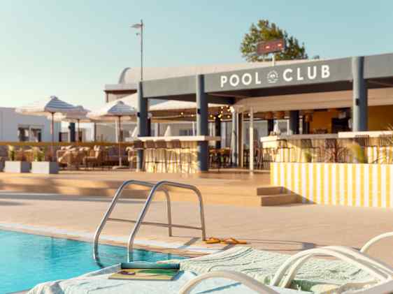Pool Club på Sunwing Kallithea Beach ved bassengområdet