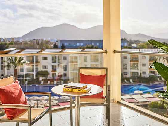 Balkong med utsikt over hotellområdet på Zafiro Tropic