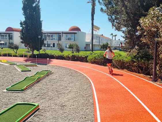 Løpebane og minigolfområde på Sunwing Kallithea Beach