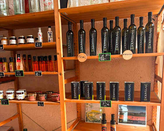 Hyller med olivenolje og lokale produkter