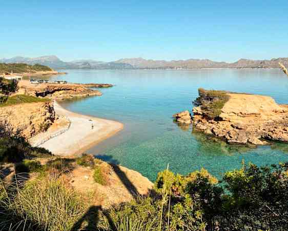 Kystlandskap på Mallorca med turkist hav og en liten bukt
