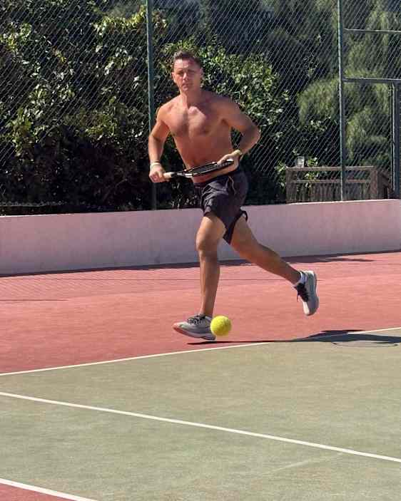 Joakim Hykkerud spiller tennis på resorten på Kapp Verde