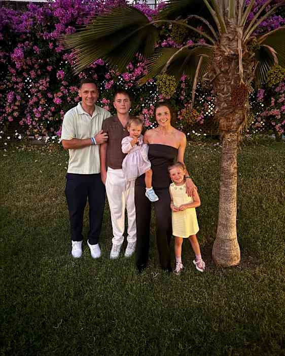 Familien Hykkerud pent pyntet og klare for middag på kvelden