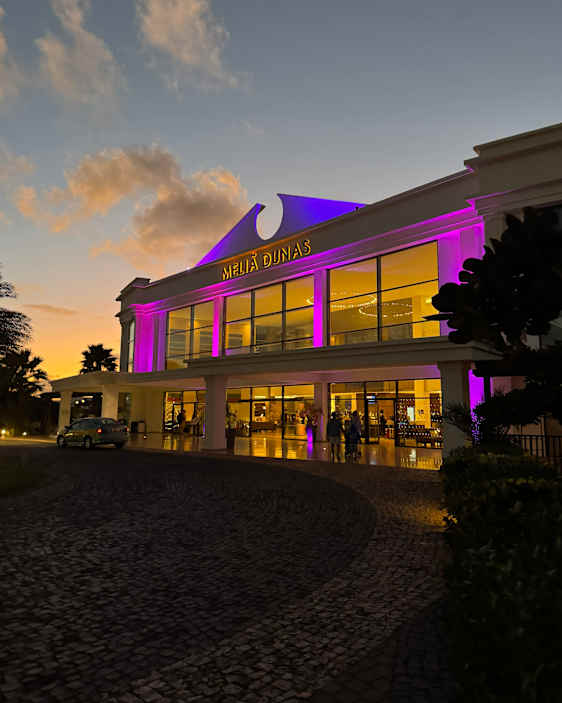 Resorten Melia Dunas på kvelden, pyntet i lilla lys
