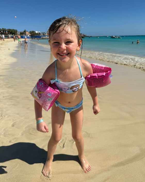 En glad jente som koser seg under solen på Kapp Verde