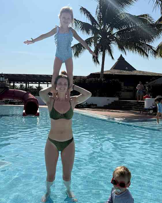 Mor og datter leker i bassenget