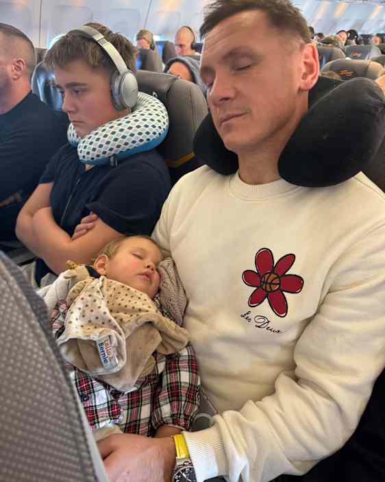 Joakim Hykkerud og barnet hans sover på flyet på vei til Kapp Verde