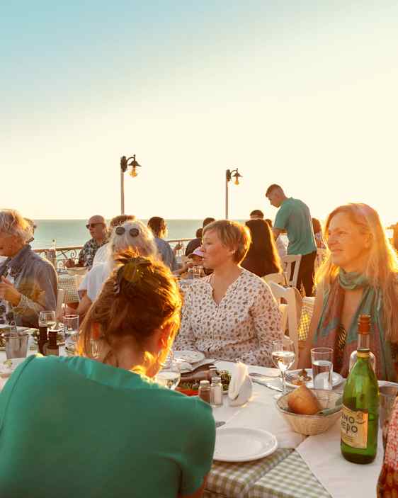Deltakere samlet til felles middag utendørs på Gran Canaria.