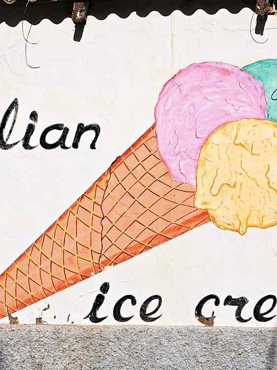 Väggmålning med glass på