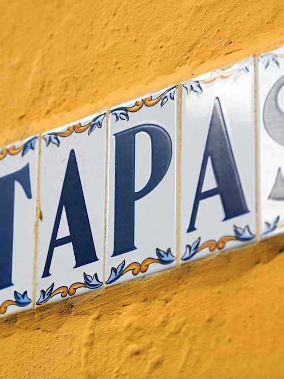 Skylt där det står Tapas