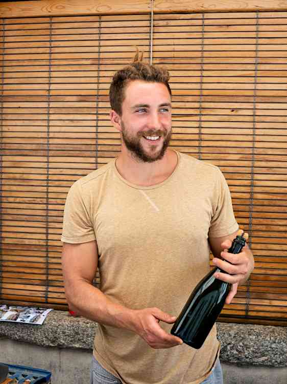 Sommelier med en vinflaske