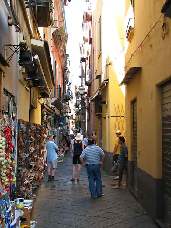 Folkeliv i de trange gatene i Sorrento