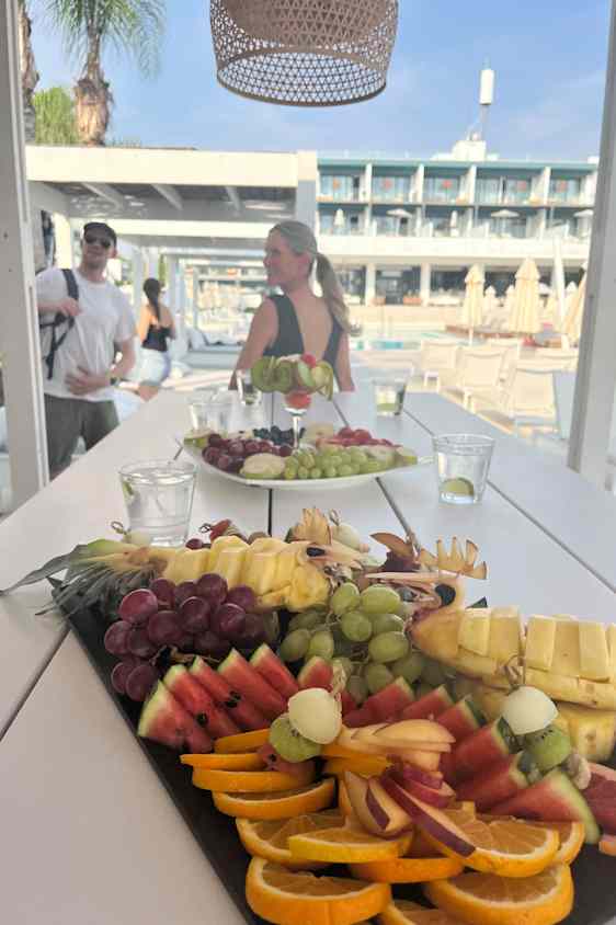 Fruktfat og påfyll, og en pause fra solen