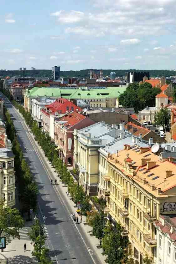Gedimino prospektas, en staselig paradegate i Vilnius, sett fra drone. et overblikksbilde.