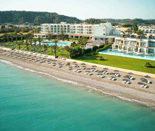 Hotell med bassengområde ved stranden. (AI-generert tekst)