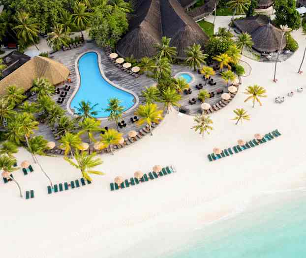 Luftfoto av en strand med solsenger, parasoller og et basseng omgitt av palmer. (AI-generert tekst)