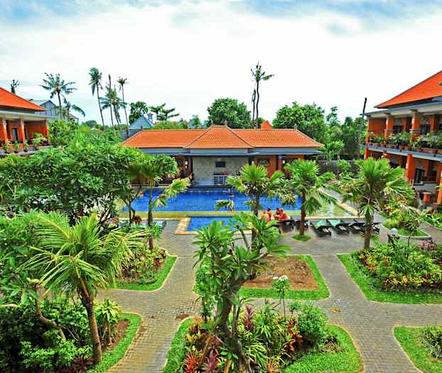 Hotellanlegget med tropisk hage og basseng. (AI-generert tekst)