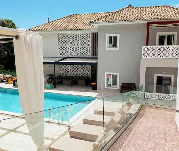 En moderne villa med svømmebasseng og solsenger. (AI-generert tekst)